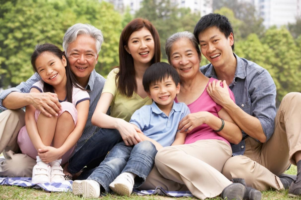 
Không ít gia đình sống chung nhiều thế hệ vẫn rất vui vẻ, hạnh phúc. (Ảnh minh họa: Pinterest)