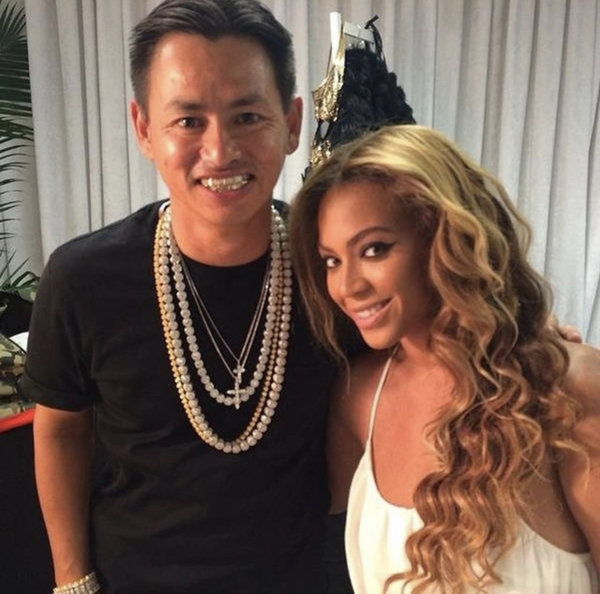  
Johnny Đặng chụp ảnh cùng Beyoncé. (Ảnh: FB Johnny Đặng)