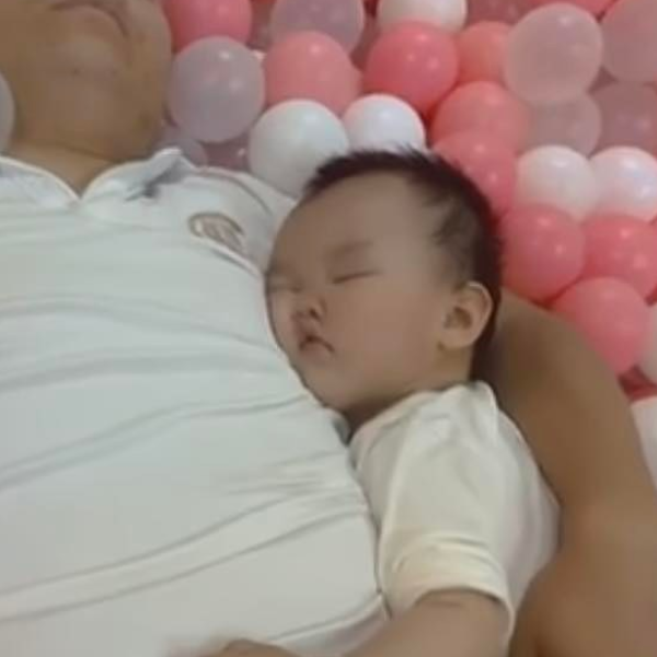  Em bé ôm bố ngủ say sau khi chơi cùng bố (Ảnh: Weibo Việt Nam)