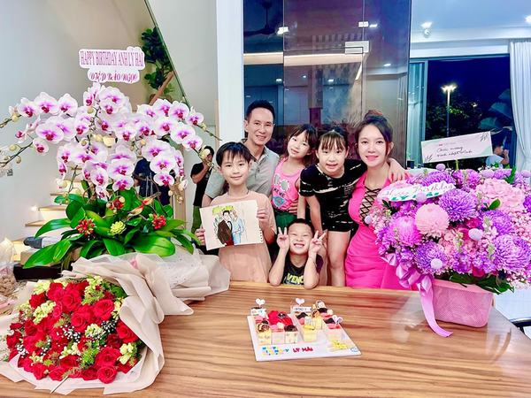 Lý Hải bên cạnh gia đình và những món quà nhiều ý nghĩa. (Ảnh: FB Minh Hà) - Tin sao Viet - Tin tuc sao Viet - Scandal sao Viet - Tin tuc cua Sao - Tin cua Sao
