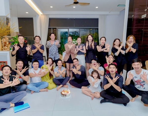 Tiệc sinh nhật 0 đồng của Lý Hải có nhiều bạn bè thân thiết đến tham dự. (Ảnh: FB Minh Hà) - Tin sao Viet - Tin tuc sao Viet - Scandal sao Viet - Tin tuc cua Sao - Tin cua Sao
