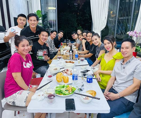 Bữa tiệc tại nhà với những món ăn đơn giản. (Ảnh: FB Minh Hà) - Tin sao Viet - Tin tuc sao Viet - Scandal sao Viet - Tin tuc cua Sao - Tin cua Sao
