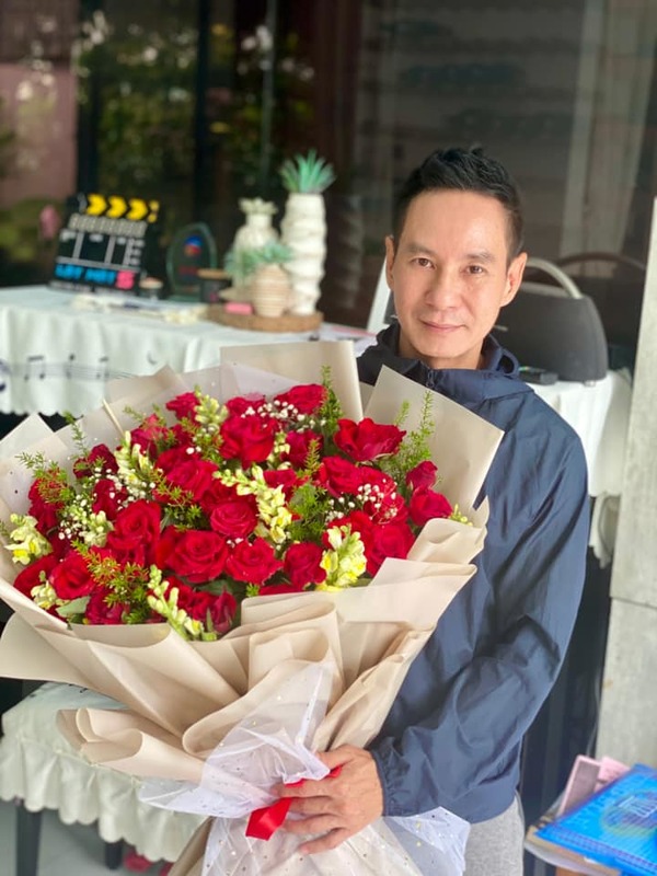 Nam diễn viên nhận về nhiều hoa và bánh sinh nhật trong ngày quan trọng. (Ảnh: FB Minh Hà) - Tin sao Viet - Tin tuc sao Viet - Scandal sao Viet - Tin tuc cua Sao - Tin cua Sao
