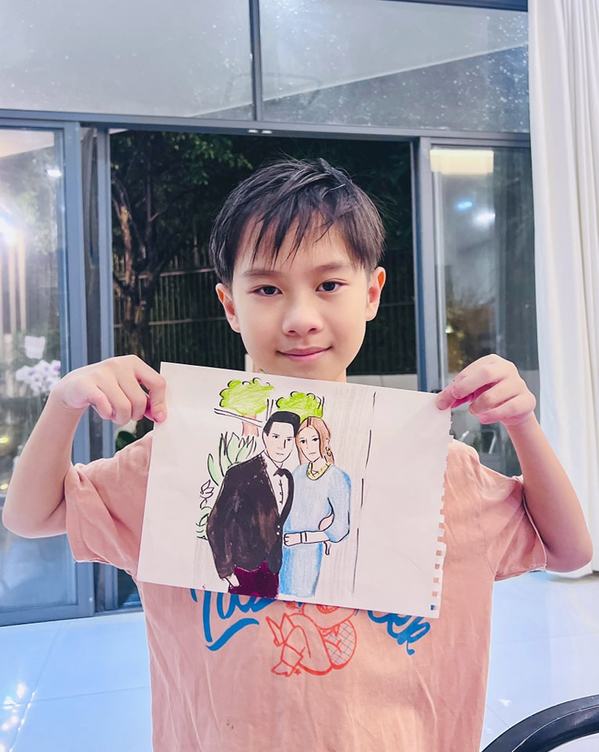 Con trai Rio tặng món quà sinh nhật tự tay làm với nhiều ý nghĩa. (Ảnh: FB Minh Hà) - Tin sao Viet - Tin tuc sao Viet - Scandal sao Viet - Tin tuc cua Sao - Tin cua Sao