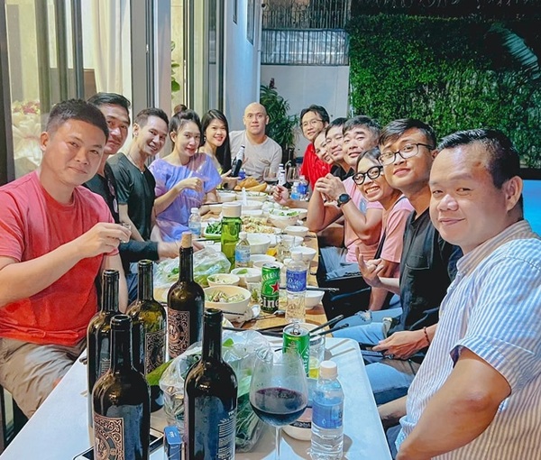 Gia đình nam đạo diễn Lật mặt nhiều năm tổ chức tiệc ấm cúng bên người thân, bạn bè. (Ảnh: FB Minh Hà) - Tin sao Viet - Tin tuc sao Viet - Scandal sao Viet - Tin tuc cua Sao - Tin cua Sao