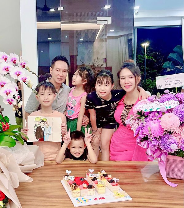 Lý Hải cùng gia đình ấm áp trong ngày sinh nhật. (Ảnh: FB Minh Hà) - Tin sao Viet - Tin tuc sao Viet - Scandal sao Viet - Tin tuc cua Sao - Tin cua Sao