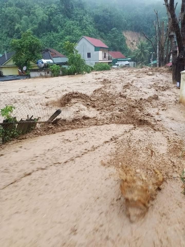  Trận lũ kinh hoàng cuốn qua huyện Kỳ Sơn khiến nhiều căn nhà bị cuốn trôi. (Ảnh: Facebook 60giay.com)