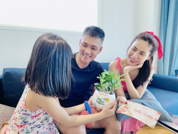  Chỉ cần tấm bằng tú tài sau 12 năm học, bé Bánh gạo sẽ nhận được cơ hội lớn từ trường. (Ảnh: FB Thuỷ Tiên) - Tin sao Viet - Tin tuc sao Viet - Scandal sao Viet - Tin tuc cua Sao - Tin cua Sao