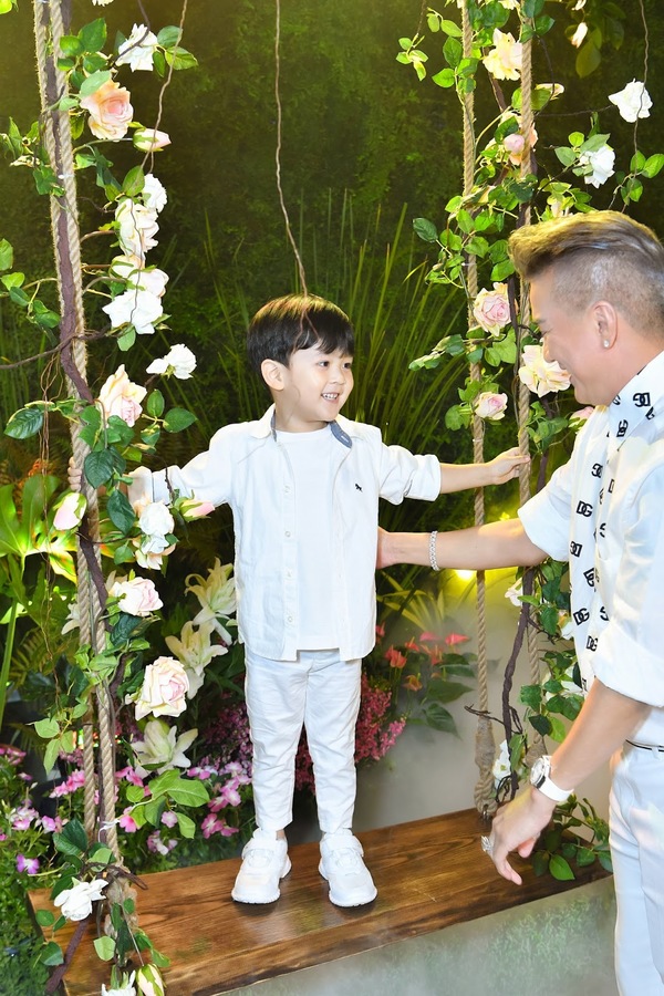 Cậu bé kháu khỉnh được bố cho ăn mặc sành điệu, ton sur ton với bố. (Ảnh: FB Đàm Vĩnh Hưng) - Tin sao Viet - Tin tuc sao Viet - Scandal sao Viet - Tin tuc cua Sao - Tin cua Sao