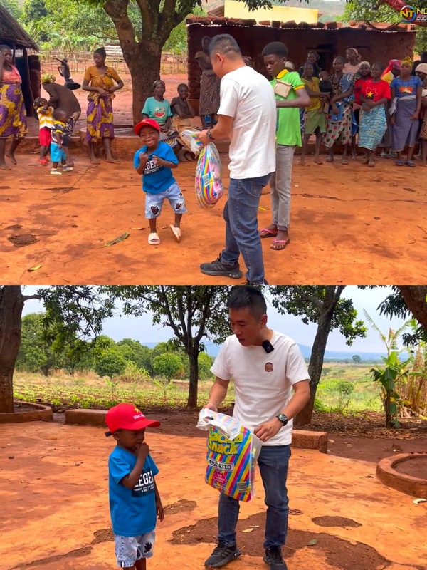  Lôi Con được chia nhiệm vụ phân phát bánh kẹo cho các bạn. (Ảnh: YouTube Nguyễn Tiến - Cuộc sống châu Phi)