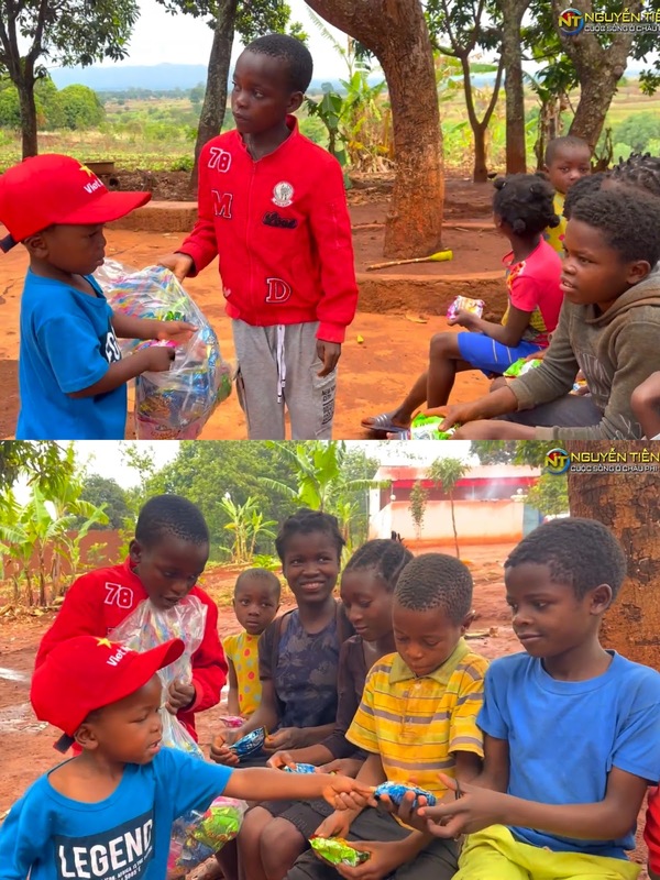  Cậu bé vui vẻ đưa từng gói bánh cho trẻ em trong buôn làng. (Ảnh: YouTube Nguyễn Tiến - Cuộc sống châu Phi)