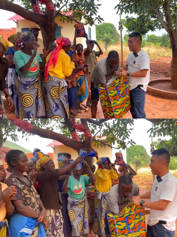  Món quà đặc biệt được đưa tới tay những người phụ nữ. (Ảnh: YouTube Nguyễn Tiến - Cuộc sống châu Phi)