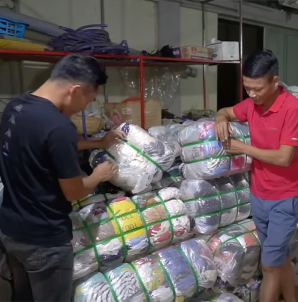  Những bọc hàng lớn được chính tay team châu Phi chuẩn bị. (Ảnh: YouTube Nguyễn Tiến - Cuộc Sống ở Châu Phi)