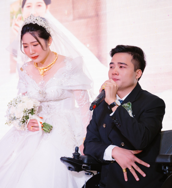  Cả hai không kiềm được nước mắt xúc động trong đám cưới. (Ảnh: FB Tô Đình Khánh)