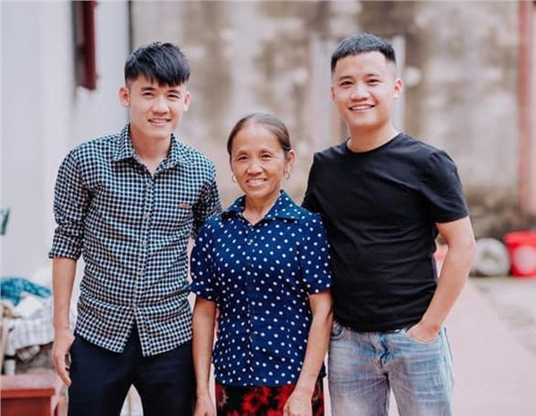  Nhiều người ngưỡng mộ với hành trình đánh đổi xuân sắc để nuôi dạy 2 cậu con trai của bà Tân Vlog. (Ảnh: FB Bà Tân Vlog)
