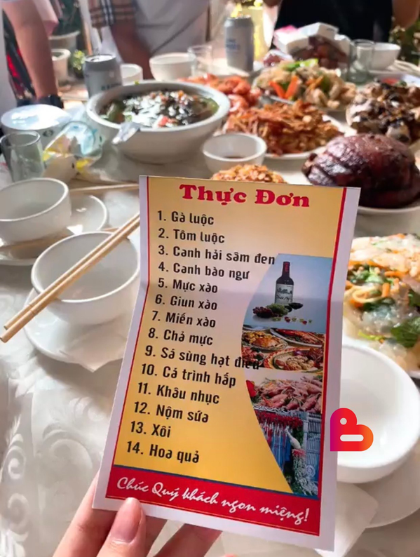  
Menu tiệc cưới lên đến 15 món, đồ uống thì bao giờ hết lại gọi thêm. (Ảnh: Beatvn)