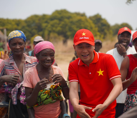 Quang Linh đã làm được những điều mà không phải ai cũng làm được tại châu Phi. (Ảnh: FB Quang Linh Vlogs)