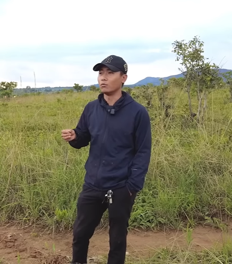  
Quang Linh giúp đỡ rất nhiều cho cuộc sống của bà con ở Angola. (Ảnh: YouTube Quang Linh Vlogs - Cuộc Sống ở Châu Phi)