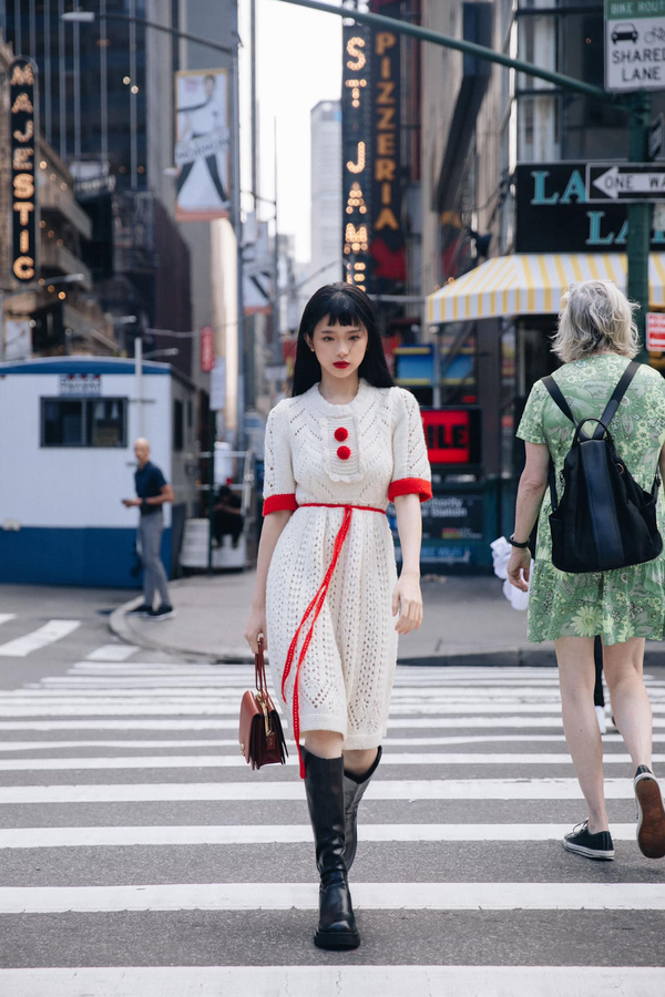  
Linh Ka xuất hiện đầy ấn tượng tại New York Fashion Week. (Ảnh: FB Chu Diệu Linh)