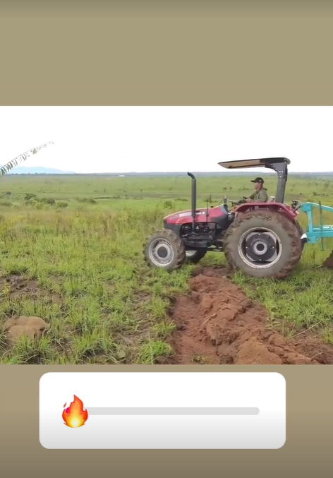  
Đoạn clip ghi lại cảnh Quang Linh tự lái máy cày và khắc chữ "Tiên" trên cánh đồng đã khiến người hâm mộ “đứng ngồi không yên”. (Ảnh: IG @quanglinh_vlog)