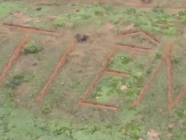  
Tuy nhiên, đây chỉ là sản phẩm của sự cắt ghép. (Ảnh: IG @quanglinh_vlog)