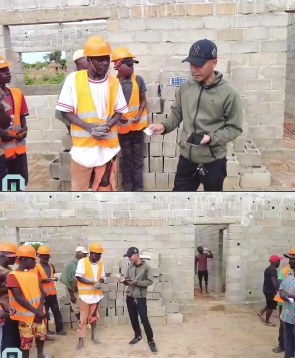  Quang Linh cẩn thận ghi lại số ngày công của từng người để trả thù lao xứng đáng. (Ảnh: Chụp màn hình YouTube Quang Linh Vlogs - Cuộc Sống ở Châu Phi)