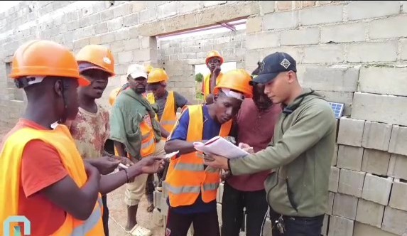  Quang Linh công khai bảng chấm công cho mọi người kiểm tra. (Ảnh: Chụp màn hình YouTube Quang Linh Vlogs - Cuộc Sống ở Châu Phi)