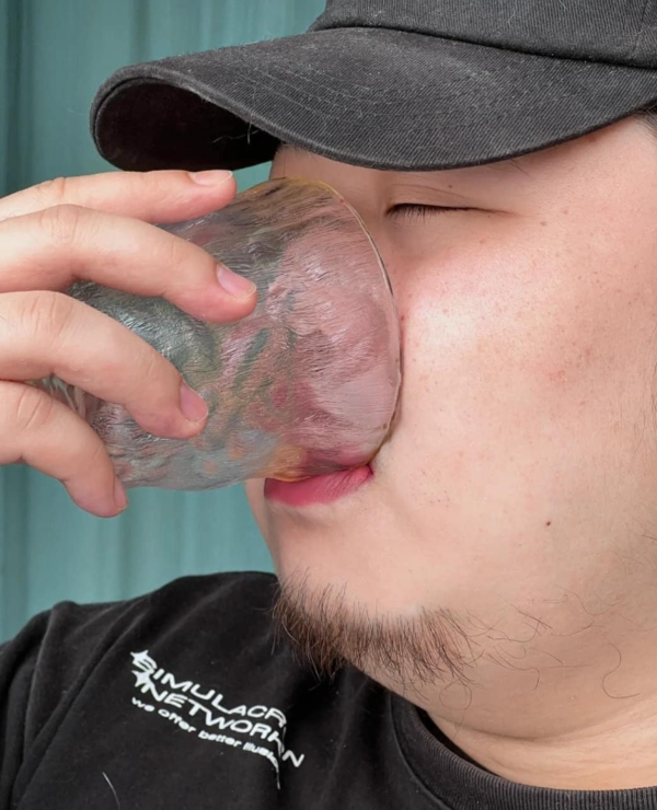  
Người chồng còn nhiệt tình thử độ lâu trôi của son bằng cách dùng ly thủy tinh uống nước. (Ảnh: Weibo)