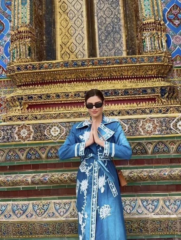 Nàng hậu đi tham quan các địa điểm nổi tiếng tại Thái Lan. (Ảnh: IG @isanmenin)