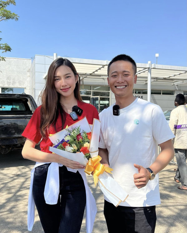  
Người hâm mộ liên tục “đẩy thuyền” khi cặp đôi có những “phản ứng hóa học” trong chuyến thiện nguyện. (Ảnh: FB Phạm Quang Linh)