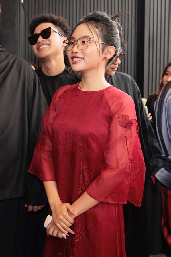  Phương Mỹ Chi trong buổi họp báo thành lập công ty giải trí riêng. (Ảnh: FB Phương Mỹ Chi) - Tin sao Viet - Tin tuc sao Viet - Scandal sao Viet - Tin tuc cua Sao - Tin cua Sao