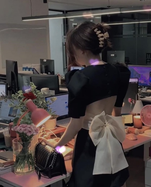  
Phong cách đi làm của một nhân viên văn phòng khiến nhiều người phải xuýt xoa. (Ảnh: Cắt từ clip TikTok T.Q.M)