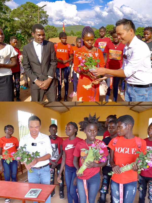 Hùng KaKa và 3 bạn học sinh đại diện tặng hoa và gửi lời chúc mừng đến thầy cô giáo. (Ảnh: FB Team Châu Phi)