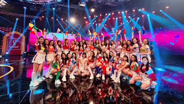  32 cô gái xinh đẹp, đại diện cho cổ động viên của 32 đội tuyển tham gia mùa World Cup năm nay. (Ảnh: Bình luận FIFA World Cup 2022)