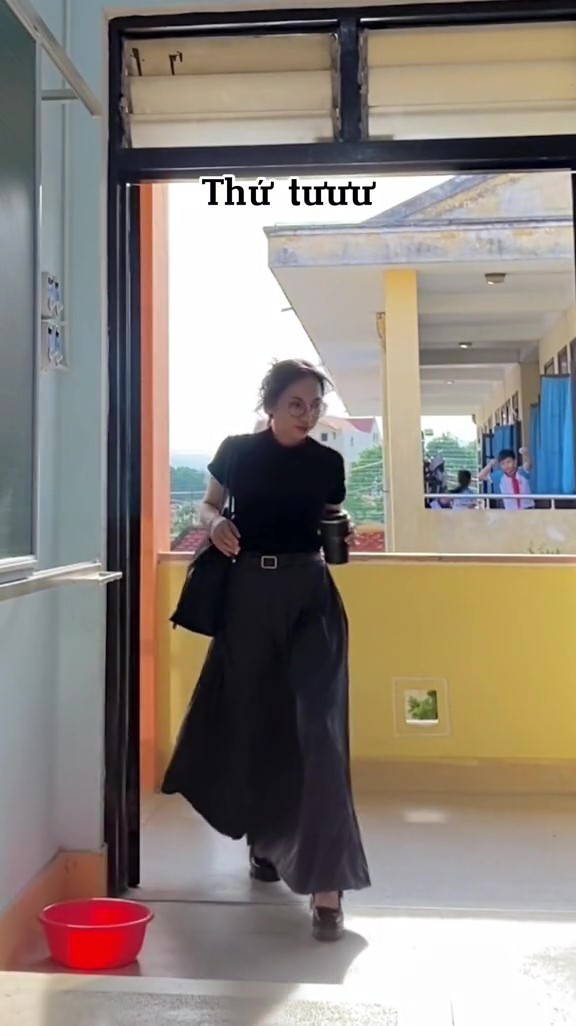  
Chiếc váy đen dài tới gót chân, vừa lịch sự lại vừa tôn lên vóc dáng của cô giáo trẻ. (Ảnh: Chụp màn hình TikTok H.L)