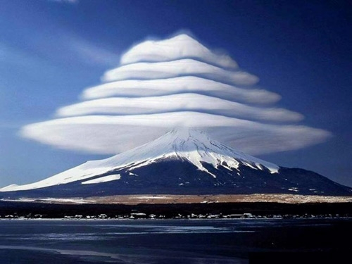  
Núi Phú Sĩ (Nhật Bản) cũng từng nhiều lần “đội nón mây” kỳ ảo. (Ảnh: Pinterest)