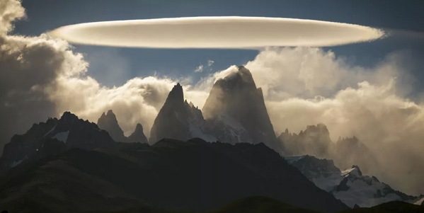  
Đám mây hình đĩa bay lơ lửng trên đỉnh núi El Chalten ở Argentina (Ảnh: Francisco Javier Negroni Rodriguez)