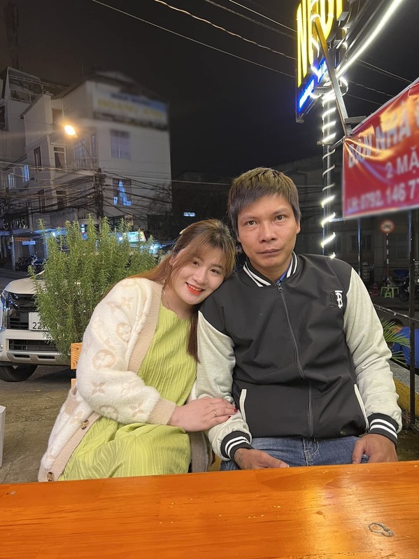  
Dù trải qua nhiều sóng gió nhưng hai vợ chồng Lộc Fuho vẫn đồng hành cùng nhau. (Ảnh: Facebook Lộc Fuho)