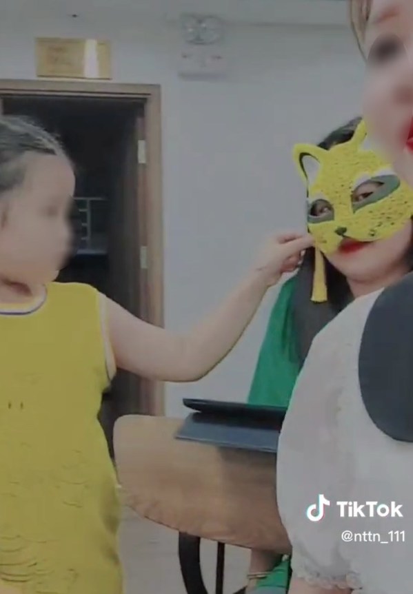  Trước đó cô bé cũng xuất hiện trên l̲i̲v̲e̲s̲t̲r̲e̲a̲m̲ ɴɦυ̛ɴg phải ƌeo mặt nạ giấu mặt. (Ảnh: TikTok TikTok nttn_111)