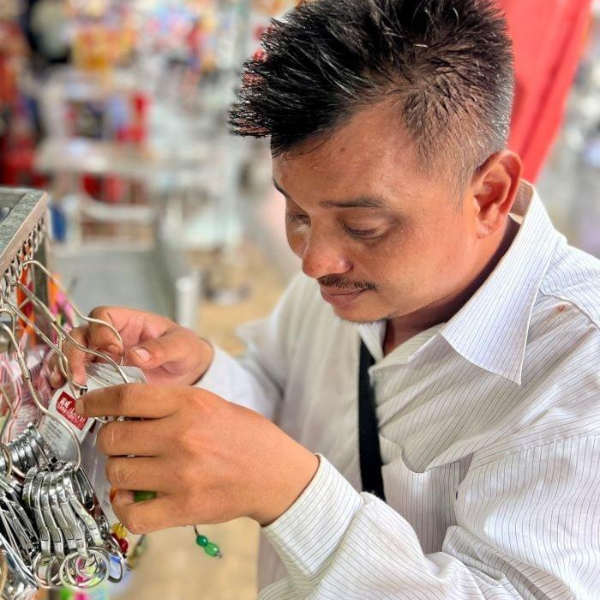  
Anh Hồng tự đi bán hàng rong, hát dạo trang trải cuộc sống. (Ảnh: Thanh Niên)