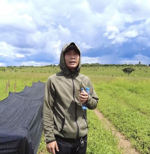  
Quang Linh chia sẻ khó khăn của anh khi làm nông nghiệp là chưa tìm được mối mua giống chuẩn. (Ảnh: YouTube Quang Linh Vlogs - Cuộc sống ở Châu Phi)