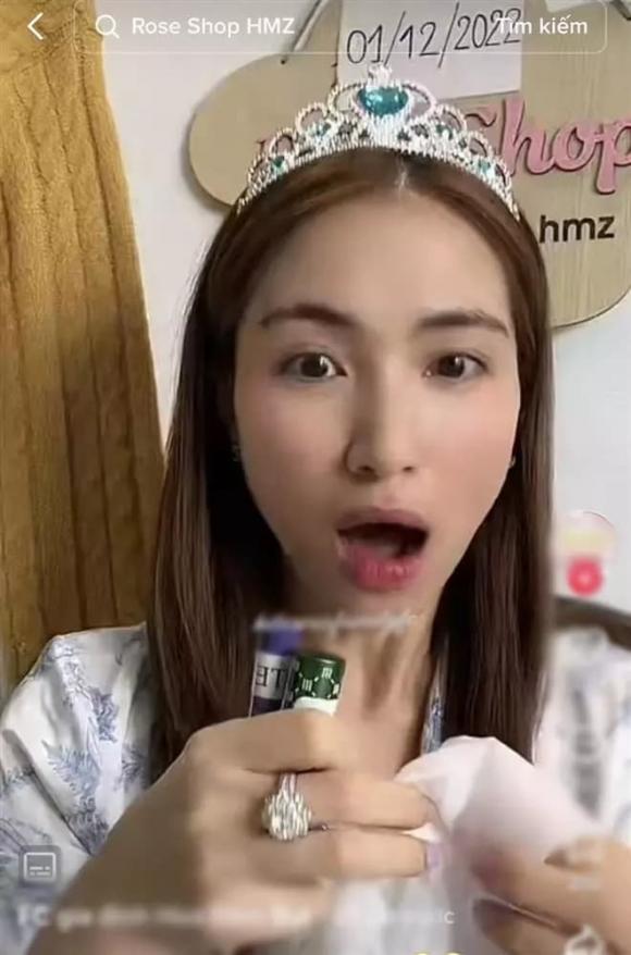 Hòa Minzy tấu hài với màn tháo vội nhẫn kim cương siêu khủng trên sóng livestream bán hàng