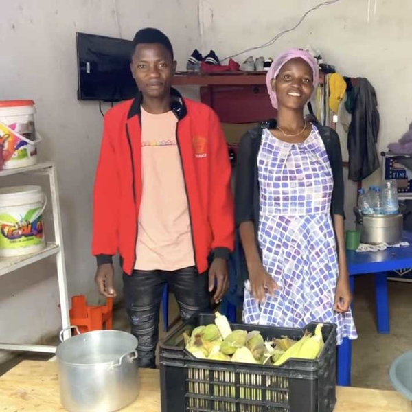  Vợ chồng Lindo bán ngô nếp luộc. (Ảnh: YouTube Lindo Vlogs - Cuộc Sống ở Châu Phi)