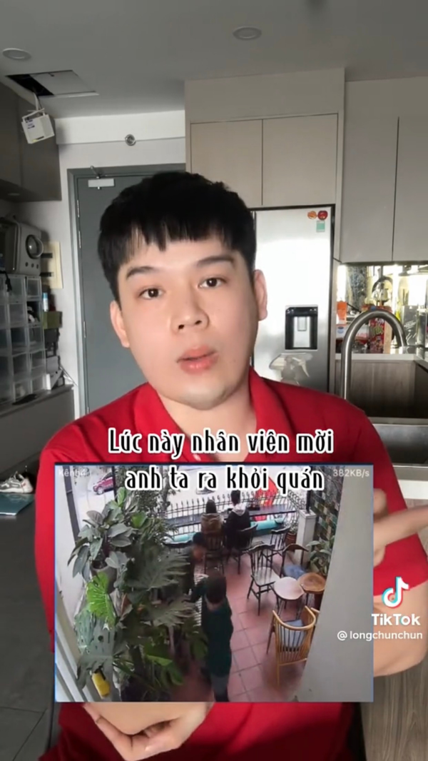  
Nam TikToker bảo nhân viên mời người đàn ông này ra khỏi quán. (Ảnh: TikTok Long Chun)