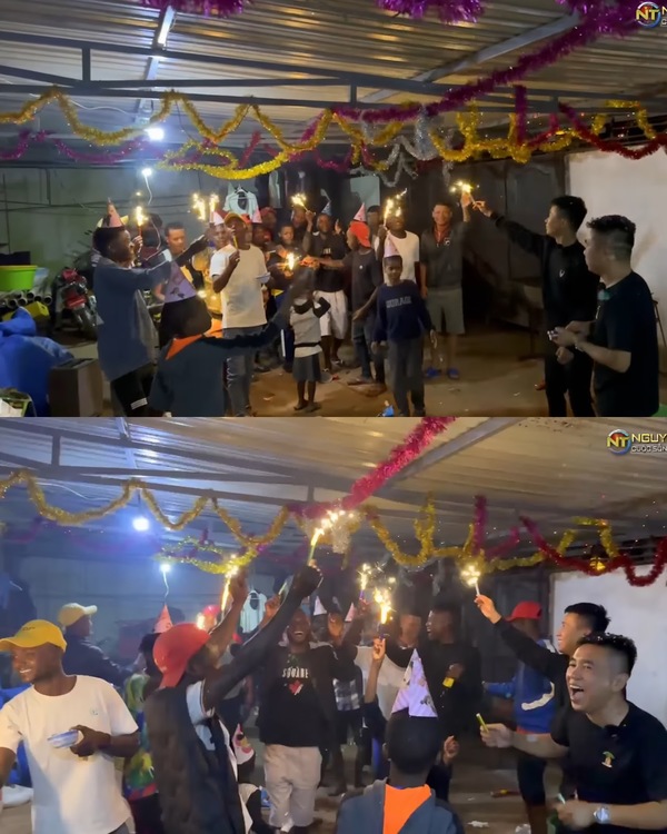  
Cả nhóm nhảy nhót, ăn mừng trong không khí vui vẻ. (Ảnh: YouTube Nguyễn Tiến - Cuộc Sống Ở Châu Phi)