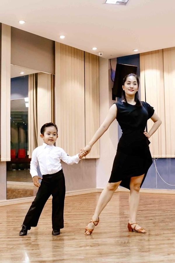 Mới 3 tuổi, con trai Khánh Thi đã biết nhảy dancesport y hệt bố mẹ