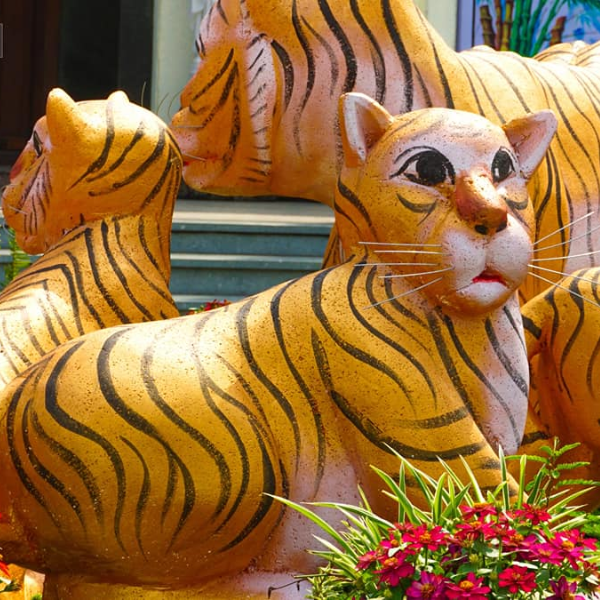  
Nhiều người “cười bò” với tượng hổ ở Đồng Nai. (Ảnh: Doanh nghiệp và Tiếp thị)