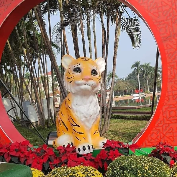  
Chú hổ với biểu cảm “ngây thơ vô số tội” ở Bắc Ninh. (Ảnh: Dân trí)