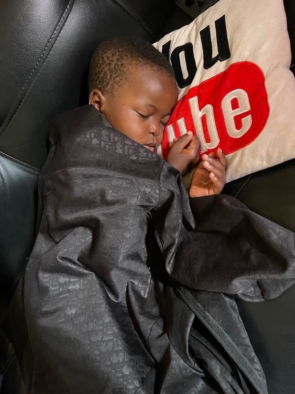  Quang Linh đăng tải hình ảnh Lôi Con ngủ ngon sau khi thấm mệt vì khóc chia tay chú Tiến. (Ảnh: Facebook Phạm Quang Linh)