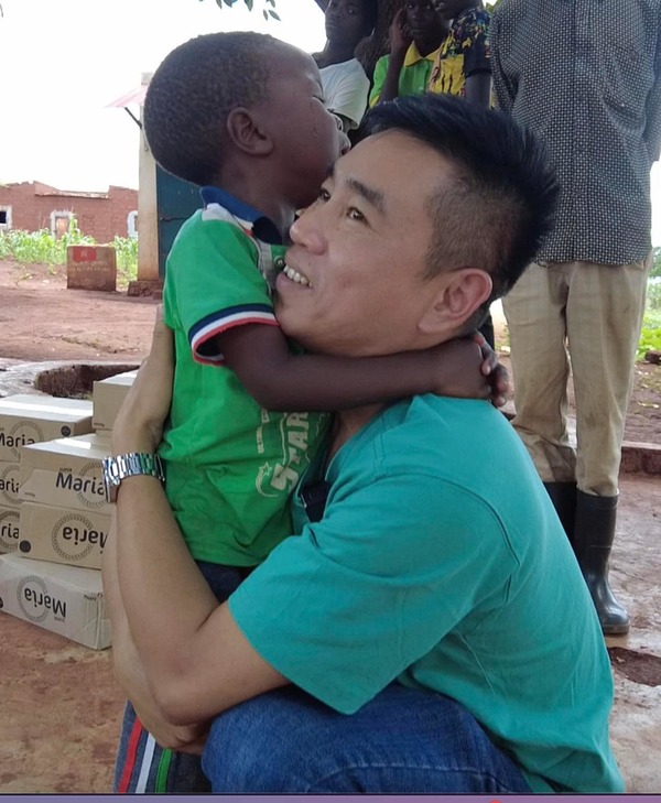  Lôi Con ôm chặt chú tiến, không nỡ để chú đi. (Ảnh: Facebook Tiến Nguyễn)